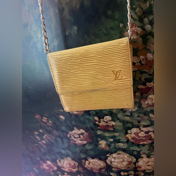 LOUIS VUITTON Epi yellow wallet. - Picture 1 of 7